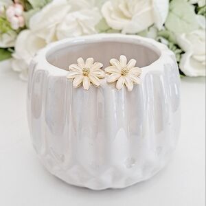 💖  2/$30 Gold Stud Flower Earrings white‎ dainty casual clean girl Jewelry